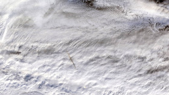 Ảnh vệ tinh ghi lại khoảnh khắc thiên thạch di chuyển trên biển Bering. Ảnh: NASA