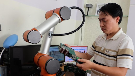 Anh Trương Trọng Toại, Giám đốc Công ty 3C  giới thiệu một sản phẩm robot trong hệ sinh thái Robot 3T