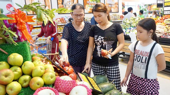 Người tiêu dùng chọn mua trái cây sạch tại một siêu thị ở TPHCM