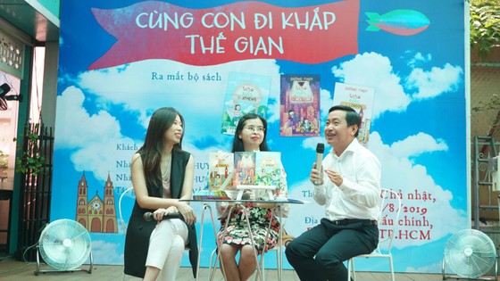 Nhà văn  Tô Hồng Vân, nhà văn Dương Thuỵ, nhà báo Trọng Phước (từ trái sang) chia sẻ tại buổi ra mắt.