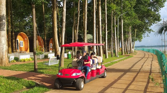 Du khách dạo chơi trên  đảo Đồng Trường bằng xe điện 