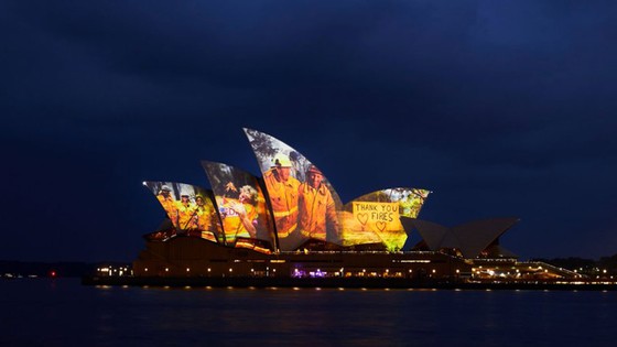 Nhà hát Opera Sydney chiếu sáng những cánh buồm để tưởng nhớ những người lính cứu hỏa ảnh 1