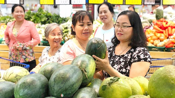 Người tiêu dùng mua dưa hấu, hỗ trợ nông sản trong nước