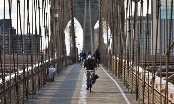 Một người đi xe đạp trên cầu  Brookly, New York. Nguồn: The Guardian