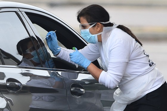 Nhân viên y tế kiểm tra tài xế tại London, Anh. Ảnh: Getty Images