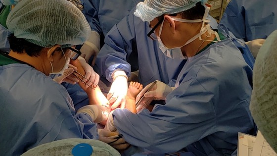Trúc Nhi - Diệu Nhi được đưa ra khỏi phòng mổ ảnh 7