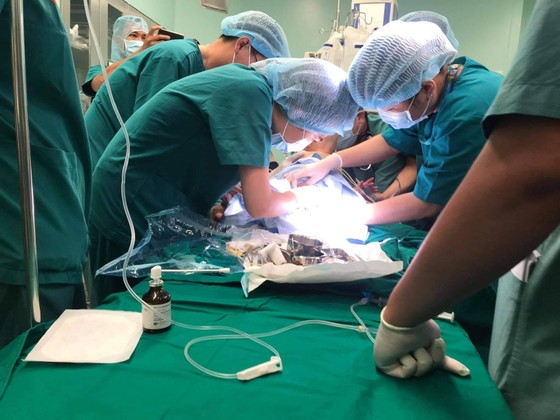 Trúc Nhi - Diệu Nhi được đưa ra khỏi phòng mổ ảnh 26