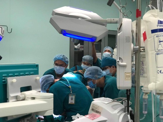 Trúc Nhi - Diệu Nhi được đưa ra khỏi phòng mổ ảnh 29