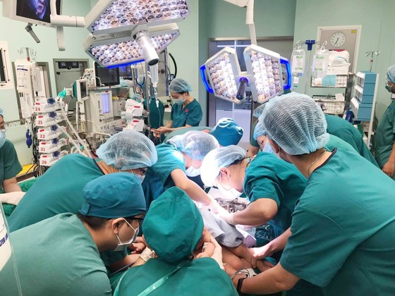 Trúc Nhi - Diệu Nhi được đưa ra khỏi phòng mổ ảnh 13