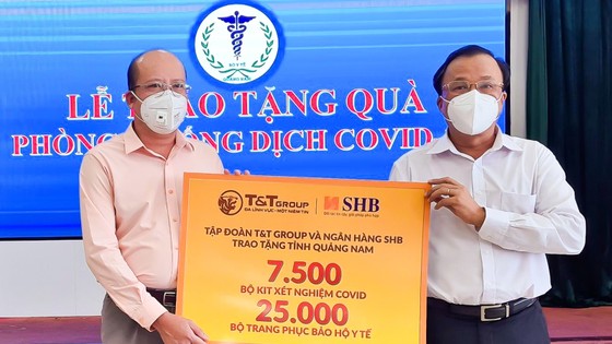 Đại diện Tập đoàn T&T Group và Ngân hàng SHB trao tặng các thiết bị y tế/sinh phẩm cho Ts.Bs. Mai Văn Mười, Phó Giám đốc Sở Y tế tỉnh Quảng Nam (bên phải)