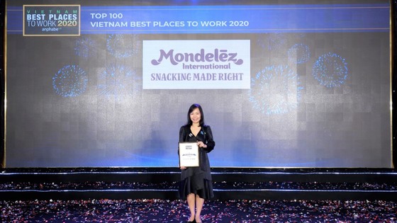 Bà Lê An Bình - Phó Tổng Giám Đốc Nhân Sự công ty Mondelez Kinh Đô nhận giải thưởng