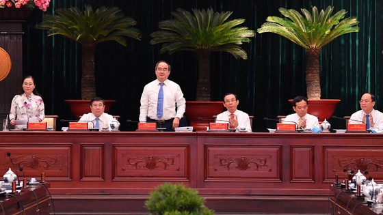Đồng chí Nguyễn Thiện Nhân cùng các đồng chí lãnh đạo TPHCM dự Hội nghị Thành ủy TPHCM lần thứ 3. Ảnh: VIỆT DŨNG