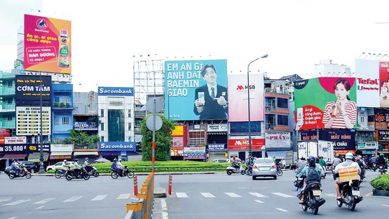 Nước tương Nam Dương gây ấn tượng  với màn đối đáp biển quảng cáo sáng tạo