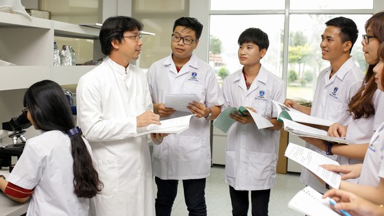 Sinh viên ngành Dược học Trường ĐH Nguyễn Tất Thành trong giờ học