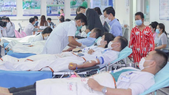 Nhân viên y tế BV Chợ Rẫy Phnom Penh hiến máu cứu người trong mùa dịch