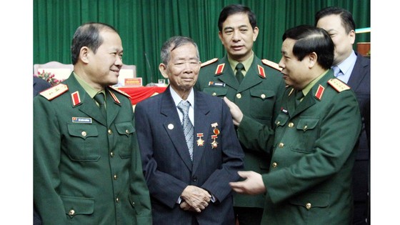 Đại tướng Phùng Quang Thanh và các đại biểu dự hội thảo 70 năm thành lập Quân đội nhân dân Việt Nam ở Cao Bằng, tháng 12-2014.  Ảnh: TRẦN LƯU