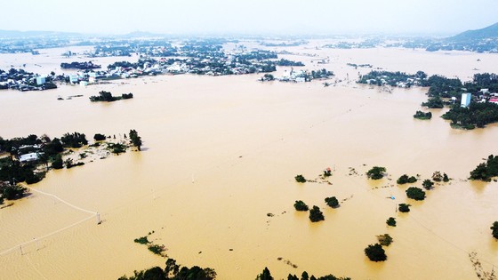 Lũ lớn gây ngập lụt, chia cắt hàng chục ngàn nhà dân ở hạ du sông Kôn (tỉnh Bình Định) vào trưa 1-12. Ảnh: NGỌC OAI