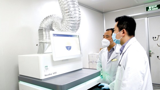 Công đoạn xử lý mẫu được triển khai tại phòng Lab đạt chuẩn quốc tế ISO 15189 thuộc Bệnh viện Đa khoa quốc tế Vinmec