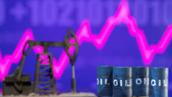 Giá dầu tăng mạnh ngay phiên giao dịch đầu tuần. Ảnh: REUTERS
