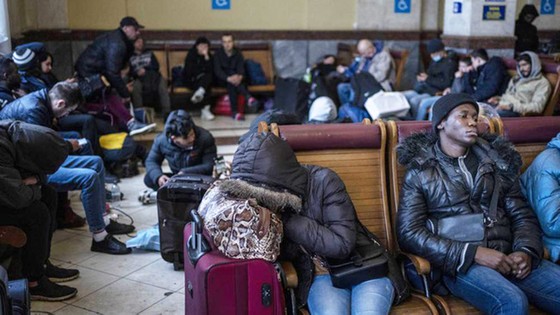 Người Ukraine và cư dân nước ngoài chờ tàu bên trong ga đường sắt Lviv ở Lviv, miền Tây Ukraine. Ảnh: AP