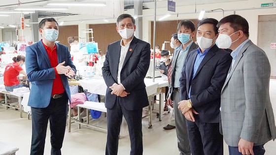 Ông Trần Thắng, Chủ tịch UBND tỉnh Quảng Bình (thứ 2, trái qua)  thăm hỏi một cơ sở may công nghiệp trên địa bàn