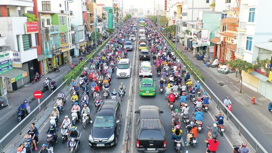 Ùn ứ phương tiện thường xuyên  trên cầu Nguyễn Văn Cừ, TPHCM. Ảnh: HOÀNG HÙNG