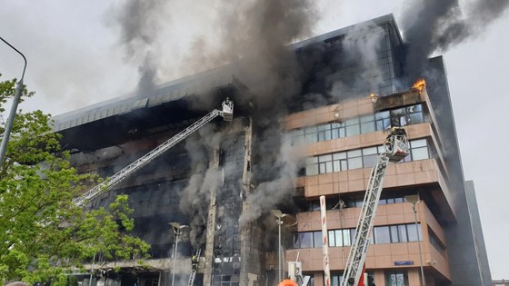 Vụ hỏa hoạn tại trung tâm thương mại Grand Setuin Plaza tại Moscow sáng 3-6. Ảnh: REUTERS