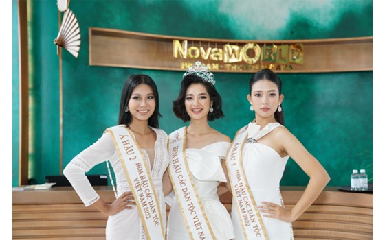 Hoa hậu Nông Thúy Hằng (giữa), á hậu Thạch Thu Thảo (bên trái), á hậu Lương Thị Hoa Đan (bên phải) tham quan NovaWorld Ho Tram. Ảnh: BTC 