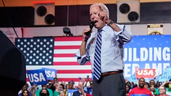Tổng thống Joe Biden phát biểu trước hàng nghìn người ủng hộ đảng Dân chủ tại trường Trung học Richard Montgomery ở Rockville. Ảnh: AP
