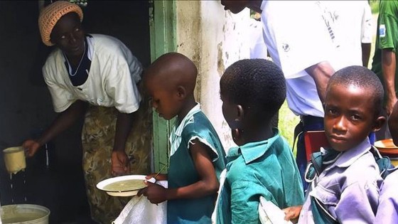 Trẻ em chờ nhận khẩu phần ăn do Chương trình Lương thực thế giới tài trợ ở Harare, Zimbabwe