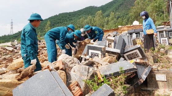 Lực lượng chức năng được huy động đễ hỗ trợ tìm bia mộ giúp người dân  tại nghĩa trang Hòa Sơn (xã Hòa Sơn, huyện Hòa Vang, TP Đà Nẵng). Ảnh: XUÂN QUỲNH