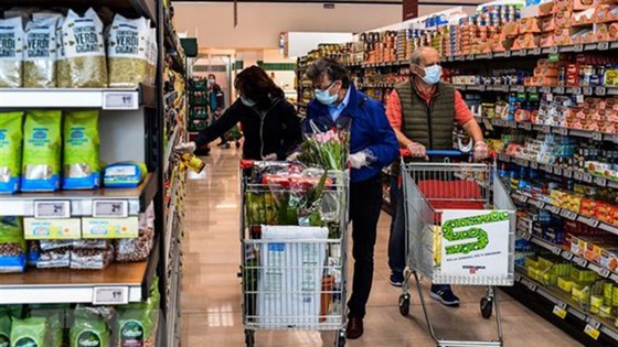 Người dân mua sắm tại một siêu thị ở Milan, Italy