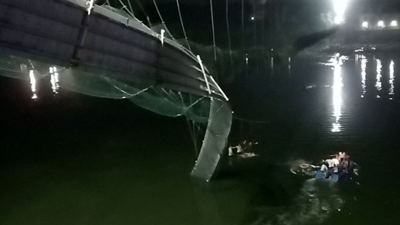 Hình ảnh một phần cây cầu bị sập. Ảnh: Reuters