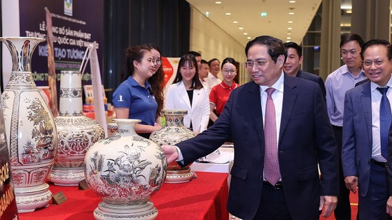 Thủ tướng Phạm Minh Chính tham quan trưng bày sản phẩm  được công nhận Thương hiệu quốc gia Việt Nam năm 2022