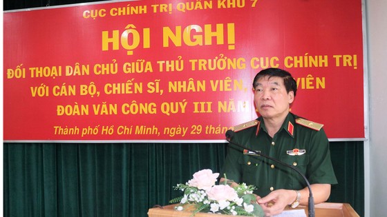 Thiếu tướng Nguyễn Văn Hiệu, Phó Chủ nhiệm Chính trị Quân khu 7, chủ trì đối thoại với Đoàn văn công Quân khu 7