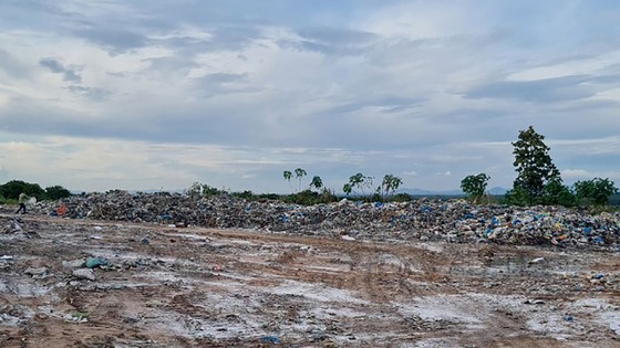 Hàng ngàn tấn rác thải ở huyện Ea Súp được đưa vào tập kết trong rừng