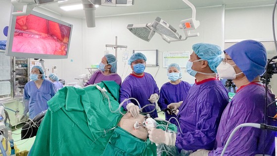 Các bác sĩ Bệnh viện Hữu nghị Việt Đức thực hiện ca phẫu thuật nội soi để giảm cân cho một bệnh nhân béo phì