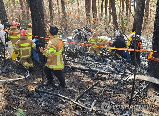 Các nhân viên tìm kiếm cứu nạn có mặt tại hiện trường vụ rơi trực thăng ở huyện Yangyang, tỉnh Gangwon, phía đông Hàn Quốc, ngày 27/11. Ảnh: Yonhap