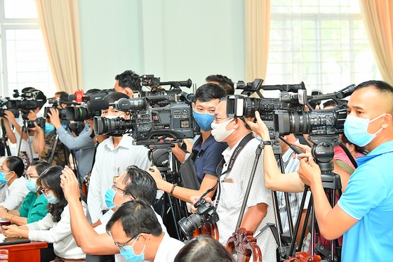Các phóng viên tác nghiệp tại một hội nghị ở TPHCM. Ảnh: VIỆT DŨNG