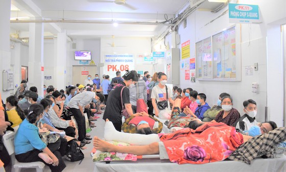 Hành lang Bệnh viện Chấn thương Chỉnh hình TPHCM chen chúc người bệnh và thân nhân 