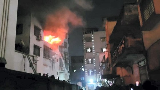 Lực lượng cứu hỏa nỗ lực dập tắt đám cháy. Nguồn: The Hindu
