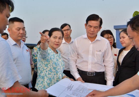 Chủ tịch HĐND TPHCM Nguyễn Thị Lệ cùng đại diện các sở ngành giám sát tiến độ triển khai Dự án thành phần 2 đường Vành đai 3 TPHCM. Ảnh: CAO THĂNG
