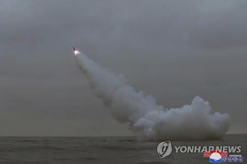 Tên lửa hành trình chiến lược mà Triều Tiên bắn hôm 13-3 từ một tàu ngầm ở vùng biển ngoài khơi bờ biển phía đông. Ảnh: YONHAP