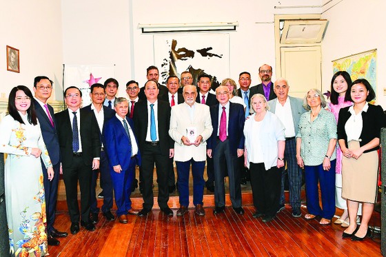 Phó Bí thư Thành ủy TPHCM Nguyễn Hồ Hải cùng các thành viên Đoàn đại biểu TPHCM tại buổi làm việc với Đảng Cộng sản Argentina. Ảnh: VIỆT DŨNG