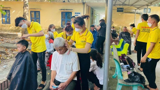 Nhóm thợ của salon tóc Giáp Quốc Tế cắt tóc miễn phí cho bệnh nhân đang điều trị tại Bệnh viện Đa khoa huyện Triệu Phong (tỉnh Quảng Trị).