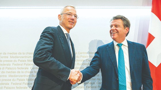 Chủ tịch Credit Suisse Axel Lehmann (trái) và Chủ tịch UBS Colm Kelleher đạt thỏa thuận về thương vụ lịch sử