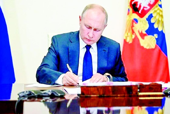 Tổng thống Nga Vladimir Putin ký ban hành luật bãi bỏ CFE Ảnh: Russian Presidential Press