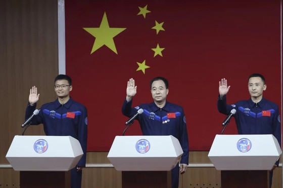 Ông Gui Haichao (bìa trái), 36 tuổi, đến từ Đại học Hàng không và Vũ trụ Bắc Kinh, là phi hành gia dân sự đầu tiên của Trung Quốc bay vào không gian. Ảnh: XINHUA 