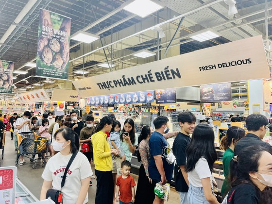 Người tiêu dùng chờ mua thực phẩm khuyến mãi tại siêu thị Emart, quận Gò Vấp, TPHCM ảnh 1