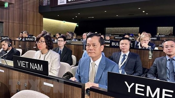 Phái đoàn Việt Nam tham dự kỳ họp lần thứ 42 Đại hội đồng UNESCO. Ảnh: TTXVN